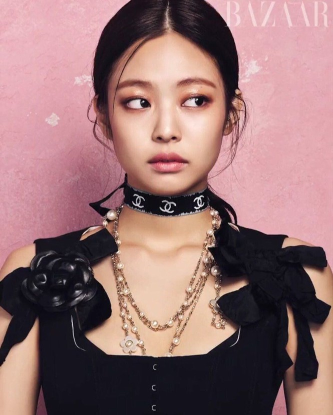 “Thánh tái chế” Jennie (BLACKPINK): Một sợi ruy băng gói quà biến thành đủ kiểu phụ kiện làm đẹp - ảnh 10