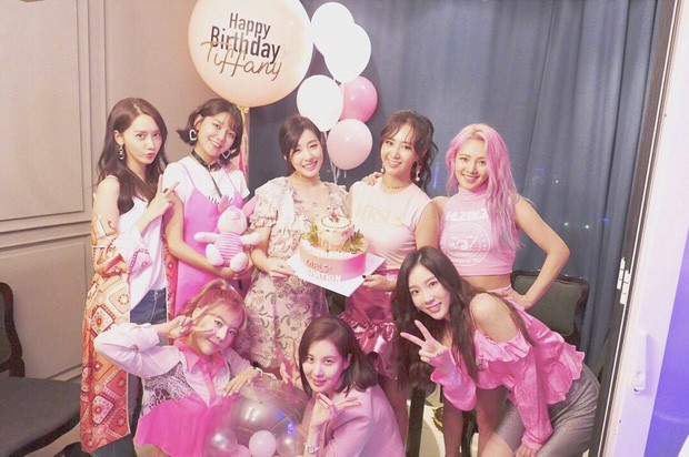 Giờ thì dân tình đã hiểu vì sao Hyoyeon lại “chơi trội” ở tiệc sinh nhật SNSD năm ngoái - ảnh 2
