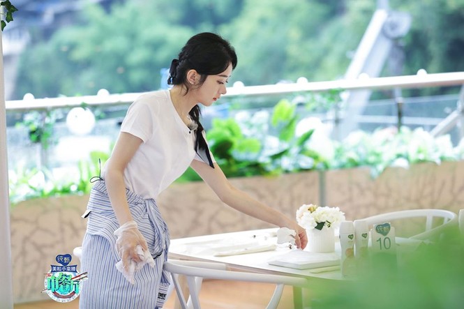 Vì chiêu trò của nhà đài, Triệu Lệ Dĩnh bỗng dưng trở thành người mải chơi, lười biếng - ảnh 1