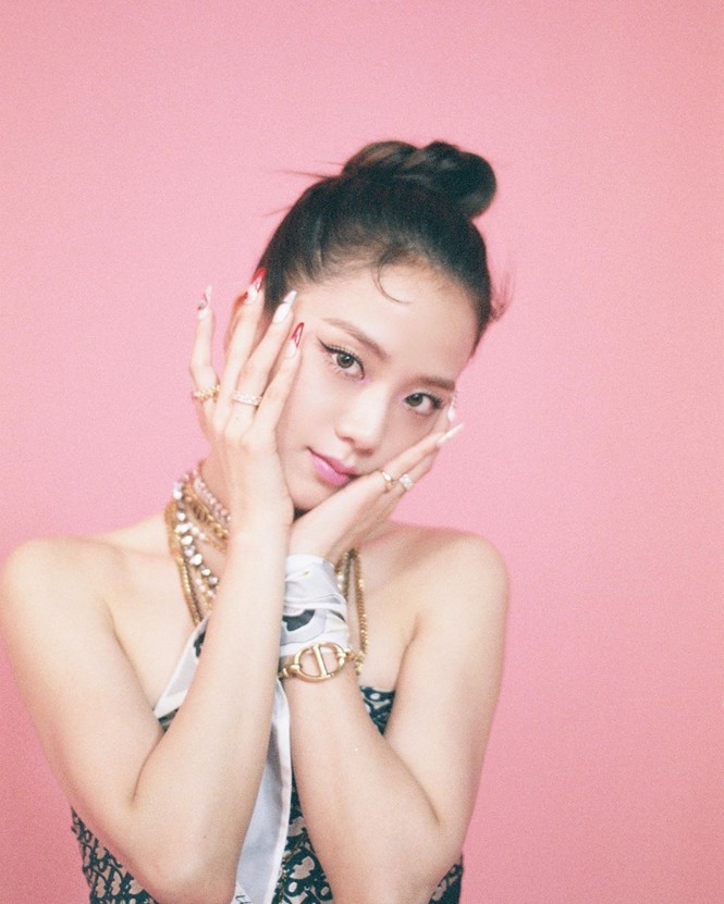 Chỉ có thể là Jisoo (BLACKPINK): ảnh chụp hậu trường còn đẹp hơn cả trong MV “Ice cream” - ảnh 1