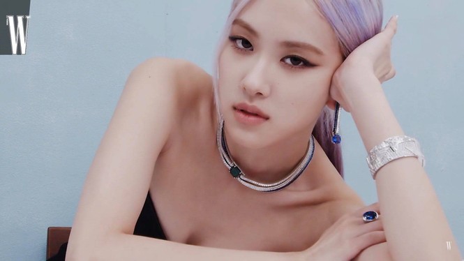 Chiếc nhẫn Rosé (BLACKPINK) đeo trên tạp chí W có gì đặc biệt mà gây tranh cãi ồn ào? - ảnh 1