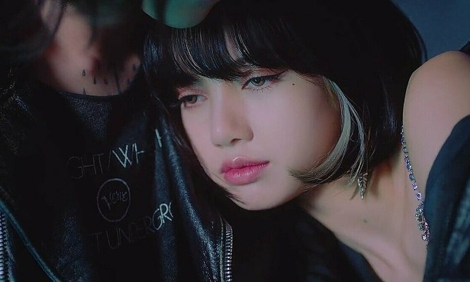Gia thế siêu khủng của trai đẹp Lisa dựa vào trong MV “Lovesick Girls” gây choáng netizen - ảnh 4