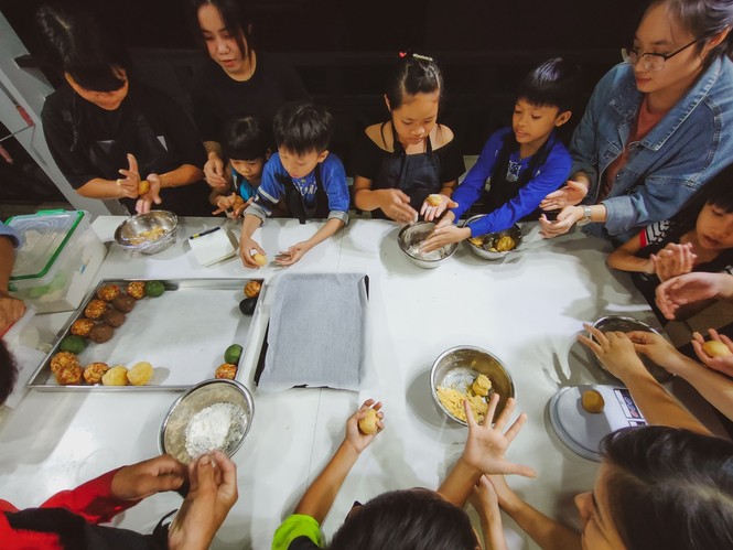 Khoảnh khắc lần đầu làm bánh trung thu của các em ở lớp học tình thương Rạch Ông - ảnh 1