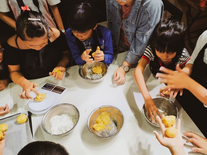 Khoảnh khắc lần đầu làm bánh trung thu của các em ở lớp học tình thương Rạch Ông - ảnh 2