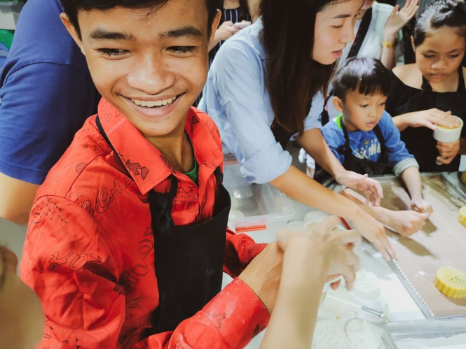 Khoảnh khắc lần đầu làm bánh trung thu của các em ở lớp học tình thương Rạch Ông - ảnh 3