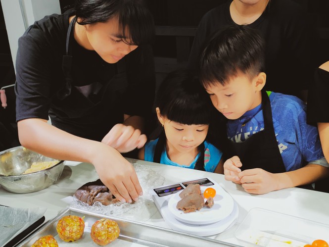 Khoảnh khắc lần đầu làm bánh trung thu của các em ở lớp học tình thương Rạch Ông - ảnh 4