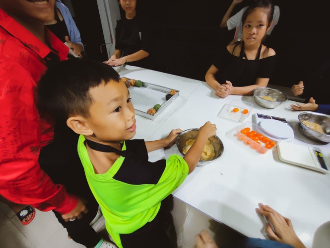 Khoảnh khắc lần đầu làm bánh trung thu của các em ở lớp học tình thương Rạch Ông - ảnh 5