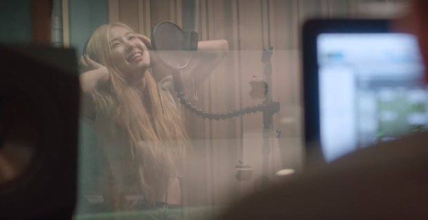 Lần đầu tiên trong lịch sử, fan mới thấy stylist của BLACKPINK làm điều này cho Rosé - ảnh 6