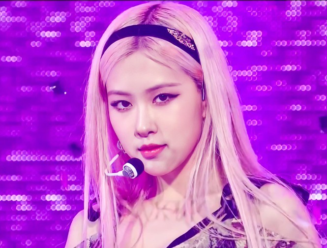 Lần đầu tiên trong lịch sử, fan mới thấy stylist của BLACKPINK làm điều này cho Rosé - ảnh 5