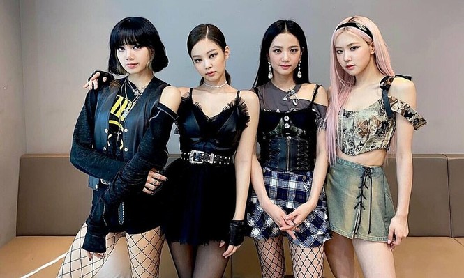 Lần đầu tiên trong lịch sử, fan mới thấy stylist của BLACKPINK làm điều này cho Rosé - ảnh 2