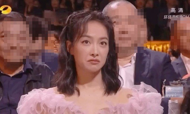 Biểu cảm khó hiểu khi nhìn Triệu Lệ Dĩnh nhận giải, Tống Thiến có ý gì đây? - ảnh 3