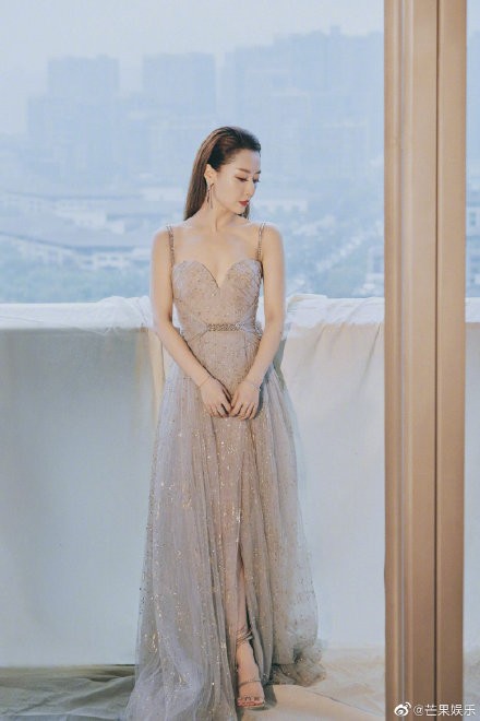 Mặc váy nhái bị bóc phốt đã đành, hóa ra mặc váy quá xịn xò cũng không được yên - ảnh 7