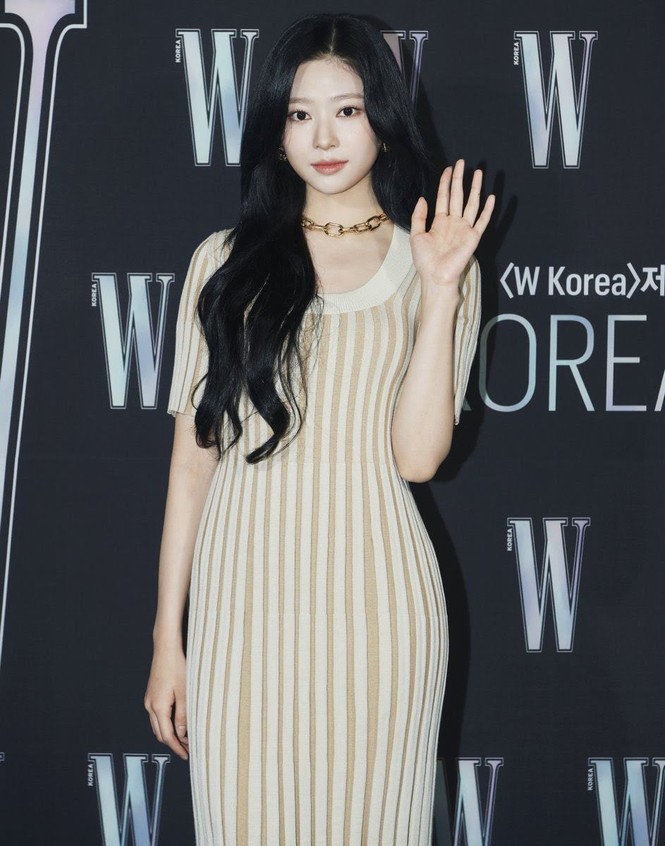 Nhờ màn đụng hàng của Momo và Kim Min Ju, netizen mới thấy mấu váy kín bưng này thần thánh cỡ nào - ảnh 1
