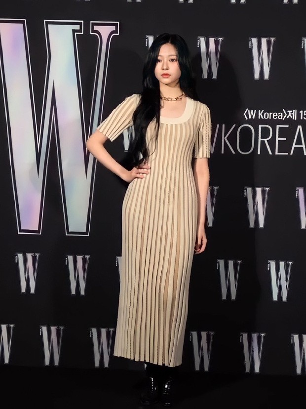 Nhờ màn đụng hàng của Momo và Kim Min Ju, netizen mới thấy mấu váy kín bưng này thần thánh cỡ nào - ảnh 2