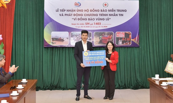 Đại diện tập đoàn MED GROUP trao 1,5 tỷ đồng tới Hội Chữ Thập đỏ Việt Nam - ảnh 1