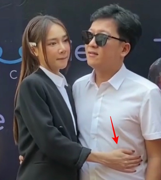 Vì đâu netizen giật mình khi nhìn vào bức hình tình cảm của Nhã Phương - Trường Giang? - ảnh 1