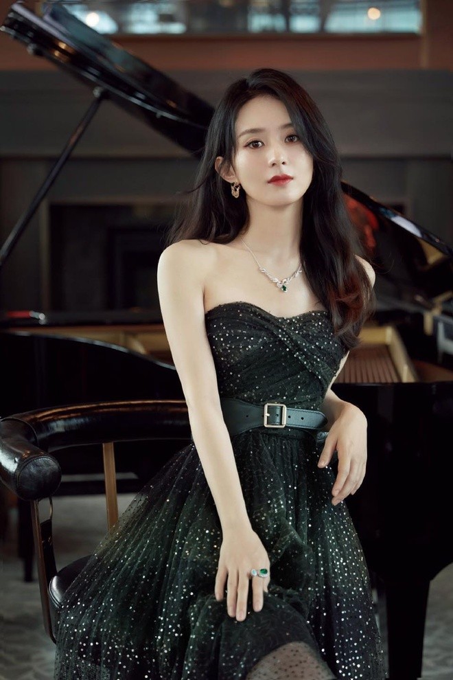 Triệu Lệ Dĩnh gầy đến mức nào nào mà diện đồ cao cấp của Dior cũng vẫn bị chê? - ảnh 3