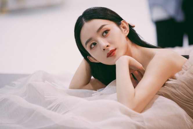 Triệu Lệ Dĩnh gầy đến mức nào nào mà diện đồ cao cấp của Dior cũng vẫn bị chê? - ảnh 5