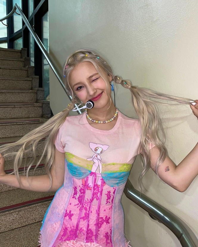 Nhìn Nancy mặc corset sai quá sai mà netizen nhắn nhủ “Sao không học hỏi BLACKPINK? - ảnh 1