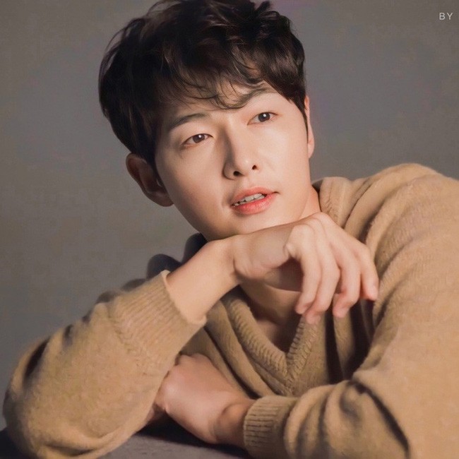 Song Hye Kyo - Song Joong Ki hậu ly hôn: Người thảnh thơi đọc thơ, người làm việc đêm ngày - ảnh 3