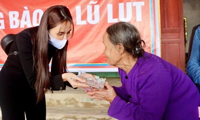 Kết thúc những ngày cứu trợ miền Trung, Thủy Tiên gây bất ngờ với hành động “chơi đẹp” này - ảnh 2