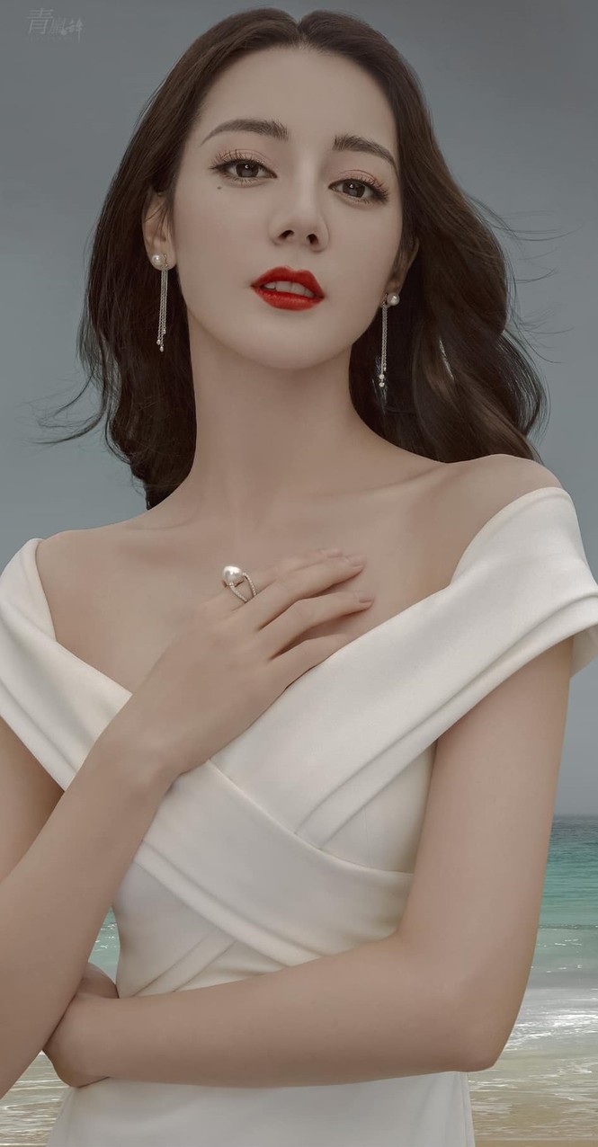 Xinh đẹp như Địch Lệ Nhiệt Ba mà cũng thành nạn nhân của việc chọn nhầm kiểu tóc - ảnh 1