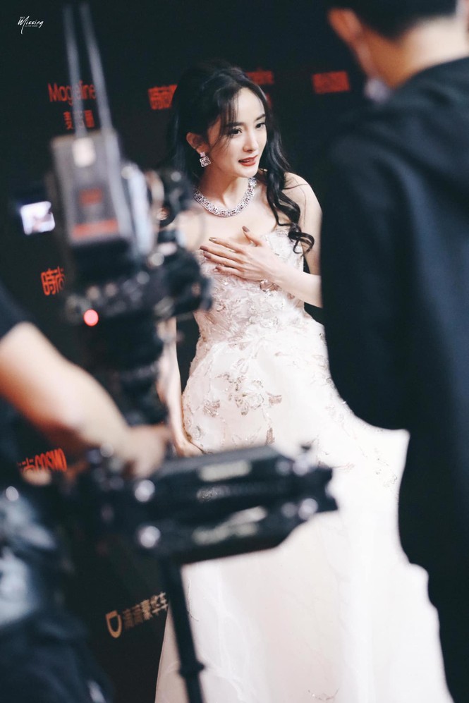 Cứ tưởng Dương Mịch chơi lớn khi ngồi trên thảm đỏ, hóa ra vì nguyên nhân ít ai ngờ - ảnh 2