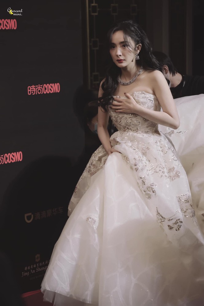 Cứ tưởng Dương Mịch chơi lớn khi ngồi trên thảm đỏ, hóa ra vì nguyên nhân ít ai ngờ - ảnh 3