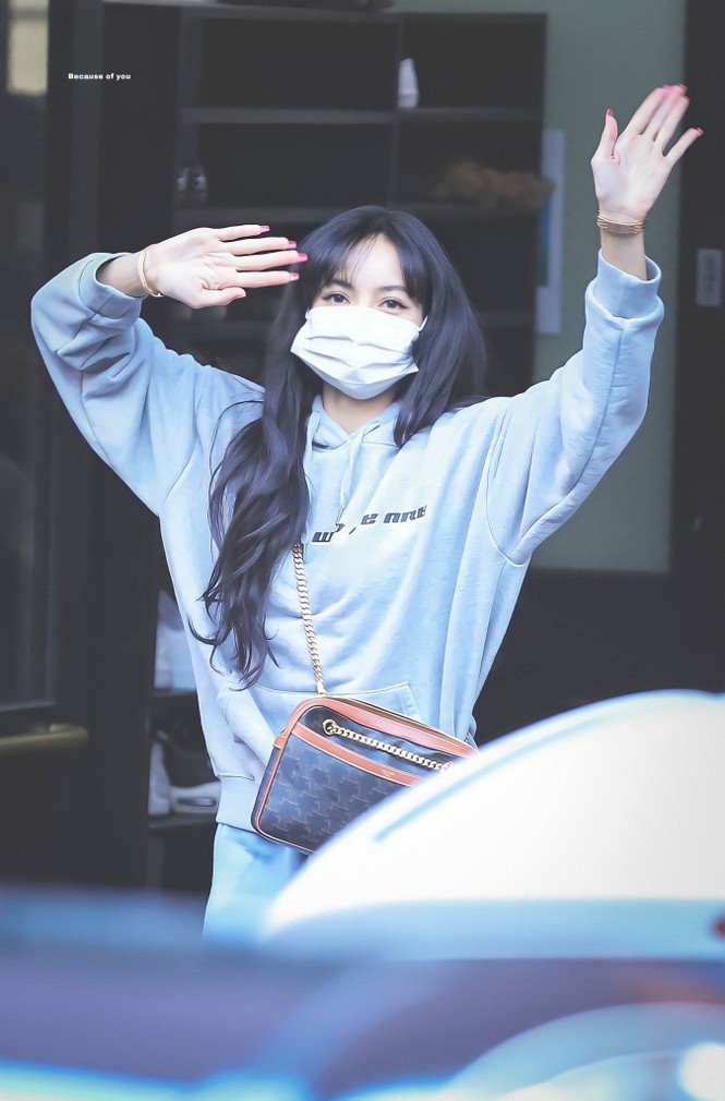 Lisa bỗng dưng chuyển sang tóc mái thưa, mới được trả 5 tỷ won hay sao mà chịu lộ trán? - ảnh 7