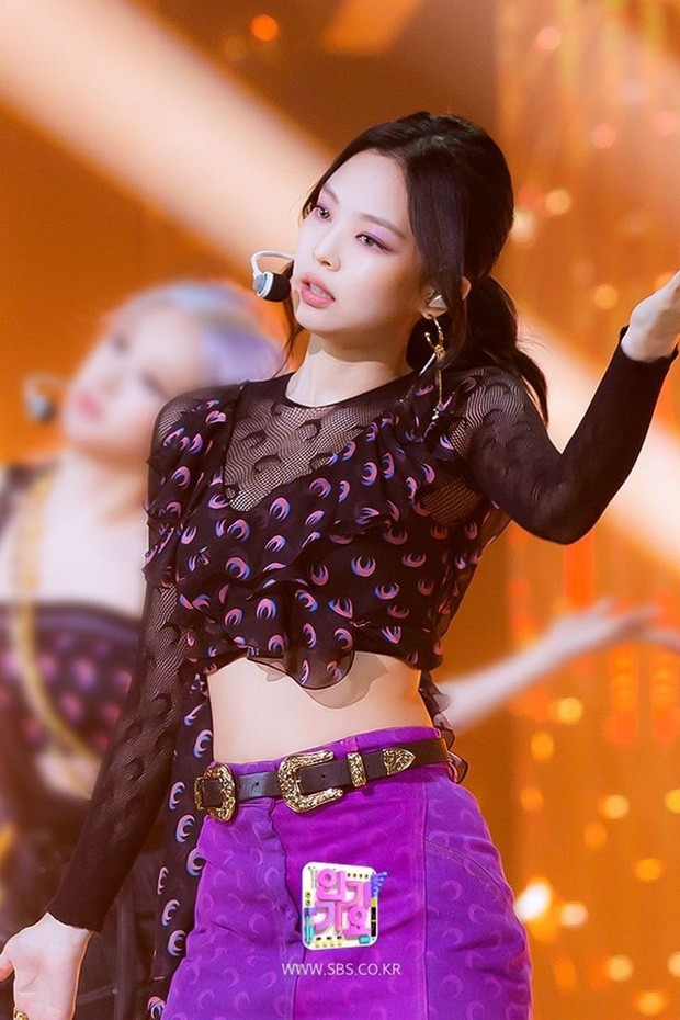 Đâu chỉ BLACKPINK, rất nhiều idol cũng mê mẩn trang phục siêu bó với họa tiết trăng lưỡi liềm - ảnh 2