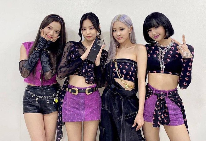 Đâu chỉ BLACKPINK, rất nhiều idol cũng mê mẩn trang phục siêu bó với họa tiết trăng lưỡi liềm - ảnh 1