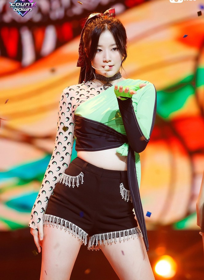 Đâu chỉ BLACKPINK, rất nhiều idol cũng mê mẩn trang phục siêu bó với họa tiết trăng lưỡi liềm - ảnh 10