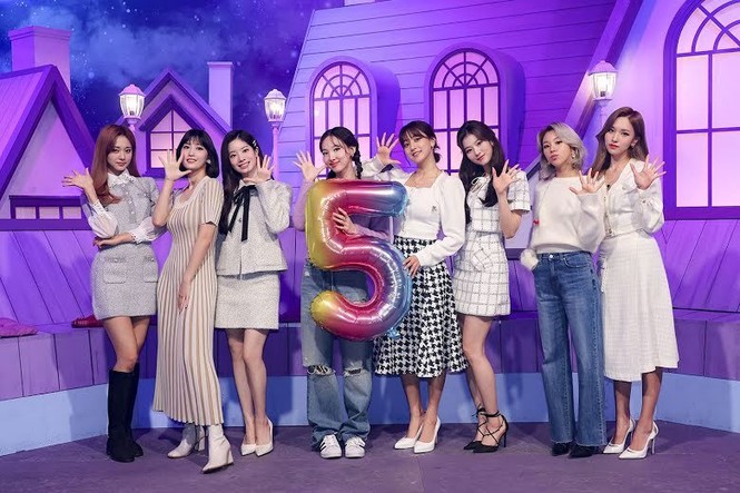 Nayeon (TWICE) năm lần bảy lượt mặc một mình một kiểu, do muốn chơi trội hay gì? - ảnh 2