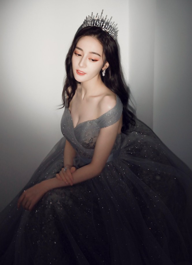 Mỗi lần đeo vương miện, Địch Lệ Nhiệt Ba đều gây thương nhớ vì nhan sắc quá lộng lẫy - ảnh 8