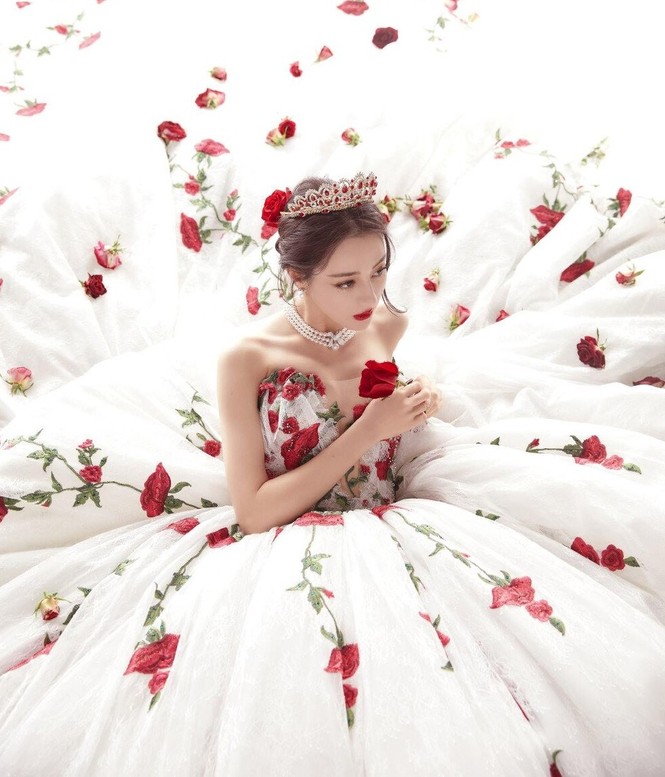 Mỗi lần đeo vương miện, Địch Lệ Nhiệt Ba đều gây thương nhớ vì nhan sắc quá lộng lẫy - ảnh 5
