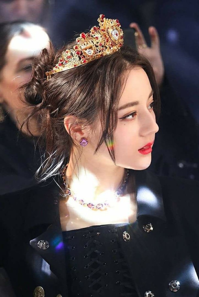 Mỗi lần đeo vương miện, Địch Lệ Nhiệt Ba đều gây thương nhớ vì nhan sắc quá lộng lẫy - ảnh 3
