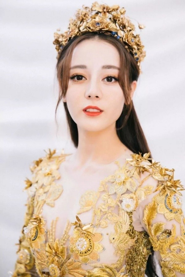Mỗi lần đeo vương miện, Địch Lệ Nhiệt Ba đều gây thương nhớ vì nhan sắc quá lộng lẫy - ảnh 9