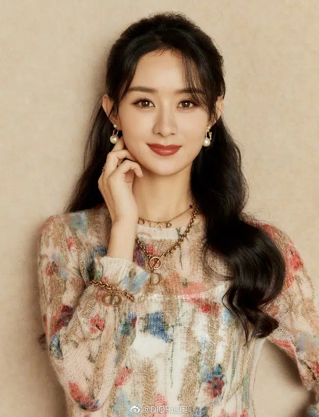 Cùng xách túi Dior nhưng vì đâu Jisoo được khen còn Triệu Lệ Dĩnh bị bảo thiếu khí chất? - ảnh 2
