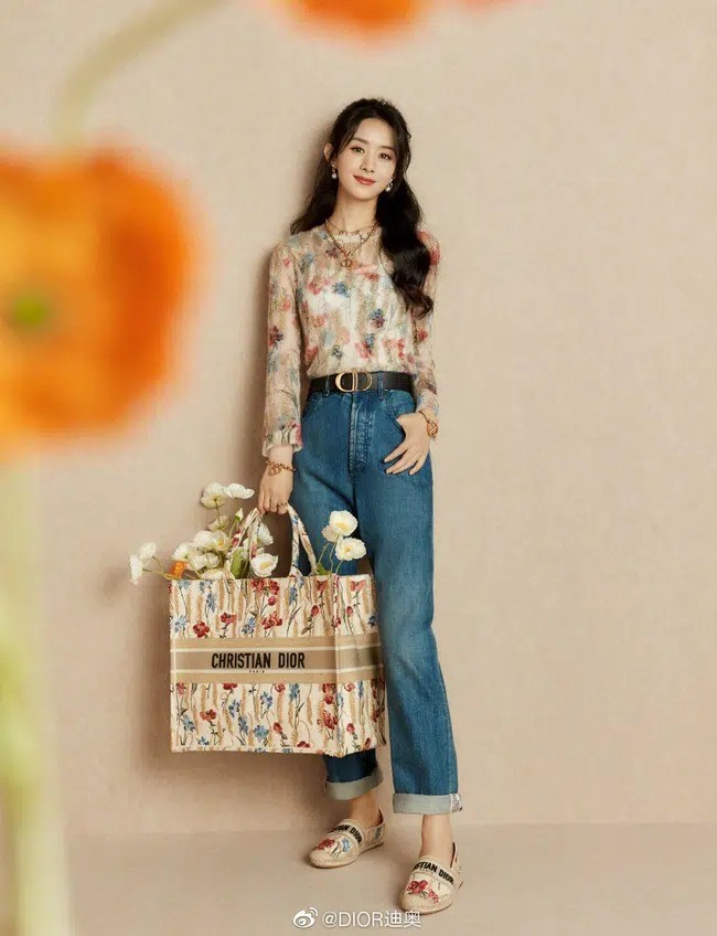 Cùng xách túi Dior nhưng vì đâu Jisoo được khen còn Triệu Lệ Dĩnh bị bảo thiếu khí chất? - ảnh 4
