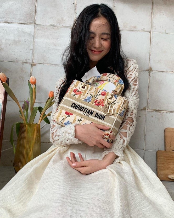 Cùng xách túi Dior nhưng vì đâu Jisoo được khen còn Triệu Lệ Dĩnh bị bảo thiếu khí chất? - ảnh 5