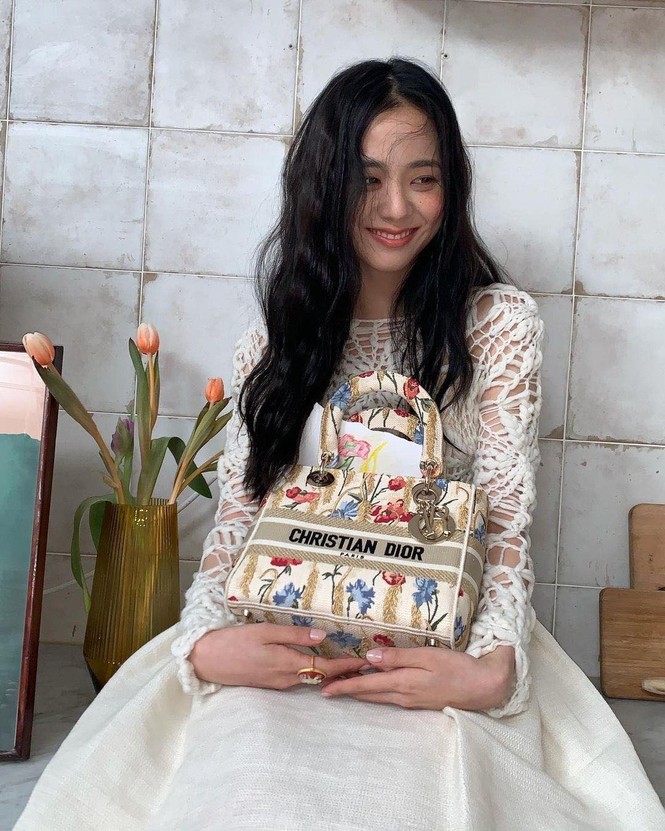 Cùng xách túi Dior nhưng vì đâu Jisoo được khen còn Triệu Lệ Dĩnh bị bảo thiếu khí chất? - ảnh 6