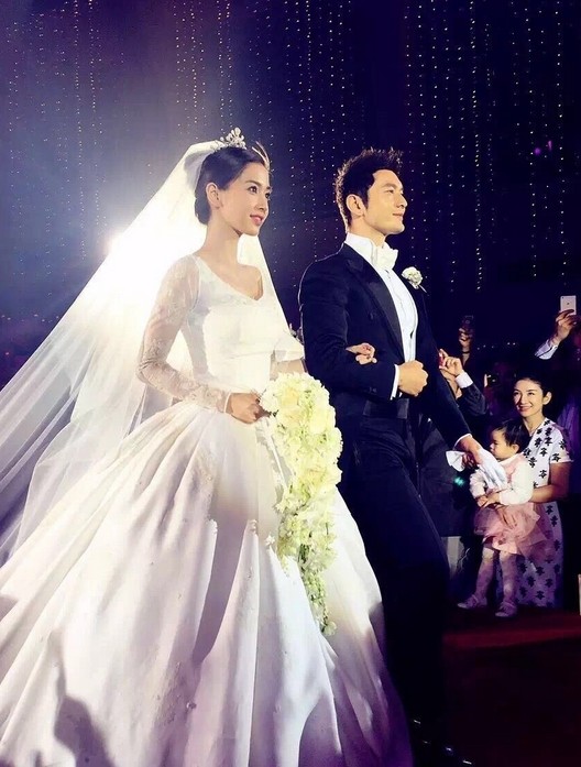 Cả Angela Baby và Huỳnh Hiểu Minh đều lộ hành động bất thường cho thấy hôn nhân trục trặc - ảnh 1