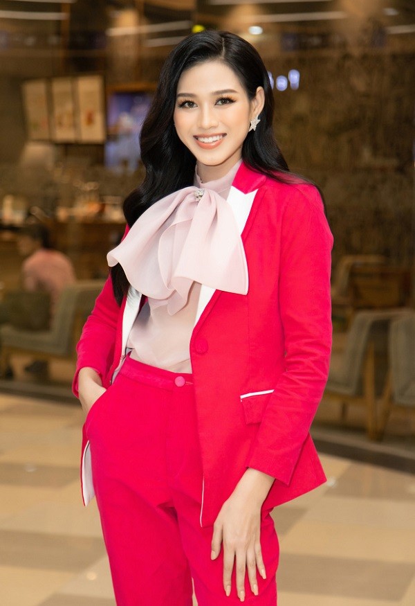 Đăng quang chưa lâu, Hoa hậu Đỗ Thị Hà đã chửng tỏ EQ cao đáng nể, hành xử cực khéo léo - ảnh 1