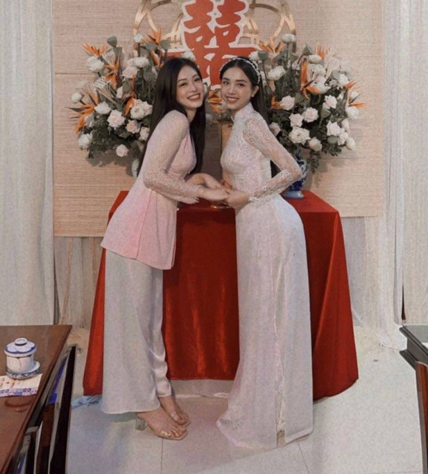 Hoa hậu Tiểu Vy, Mỹ Linh làm “con gái miền Tây” xinh hết nấc trong đám cưới Á hậu Thúy An - ảnh 4