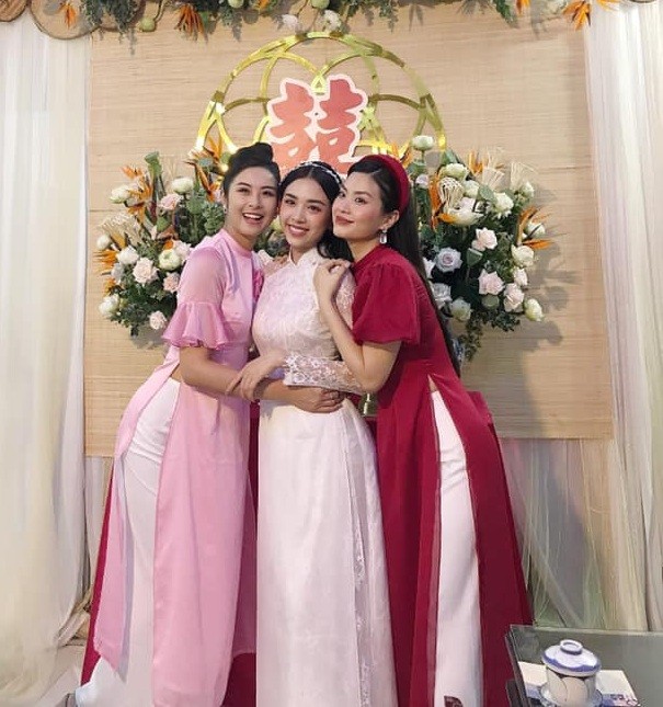 Hoa hậu Tiểu Vy, Mỹ Linh làm “con gái miền Tây” xinh hết nấc trong đám cưới Á hậu Thúy An - ảnh 6