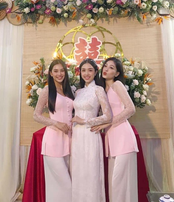 Hoa hậu Tiểu Vy, Mỹ Linh làm “con gái miền Tây” xinh hết nấc trong đám cưới Á hậu Thúy An - ảnh 2