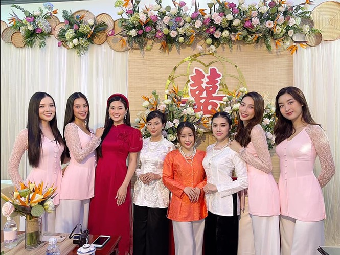 Hoa hậu Tiểu Vy, Mỹ Linh làm “con gái miền Tây” xinh hết nấc trong đám cưới Á hậu Thúy An - ảnh 5