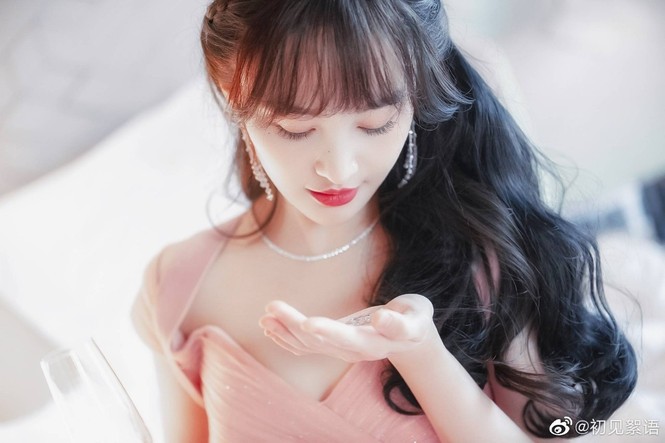 Mặc cùng một chiếc váy, để cùng kiểu tóc nhưng nhờ đâu Yoona vẫn trội hơn Trịnh Sảng? - ảnh 8