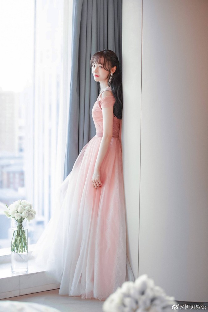 Mặc cùng một chiếc váy, để cùng kiểu tóc nhưng nhờ đâu Yoona vẫn trội hơn Trịnh Sảng? - ảnh 4