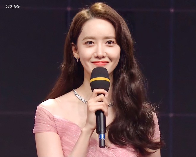 Mặc cùng một chiếc váy, để cùng kiểu tóc nhưng nhờ đâu Yoona vẫn trội hơn Trịnh Sảng? - ảnh 2